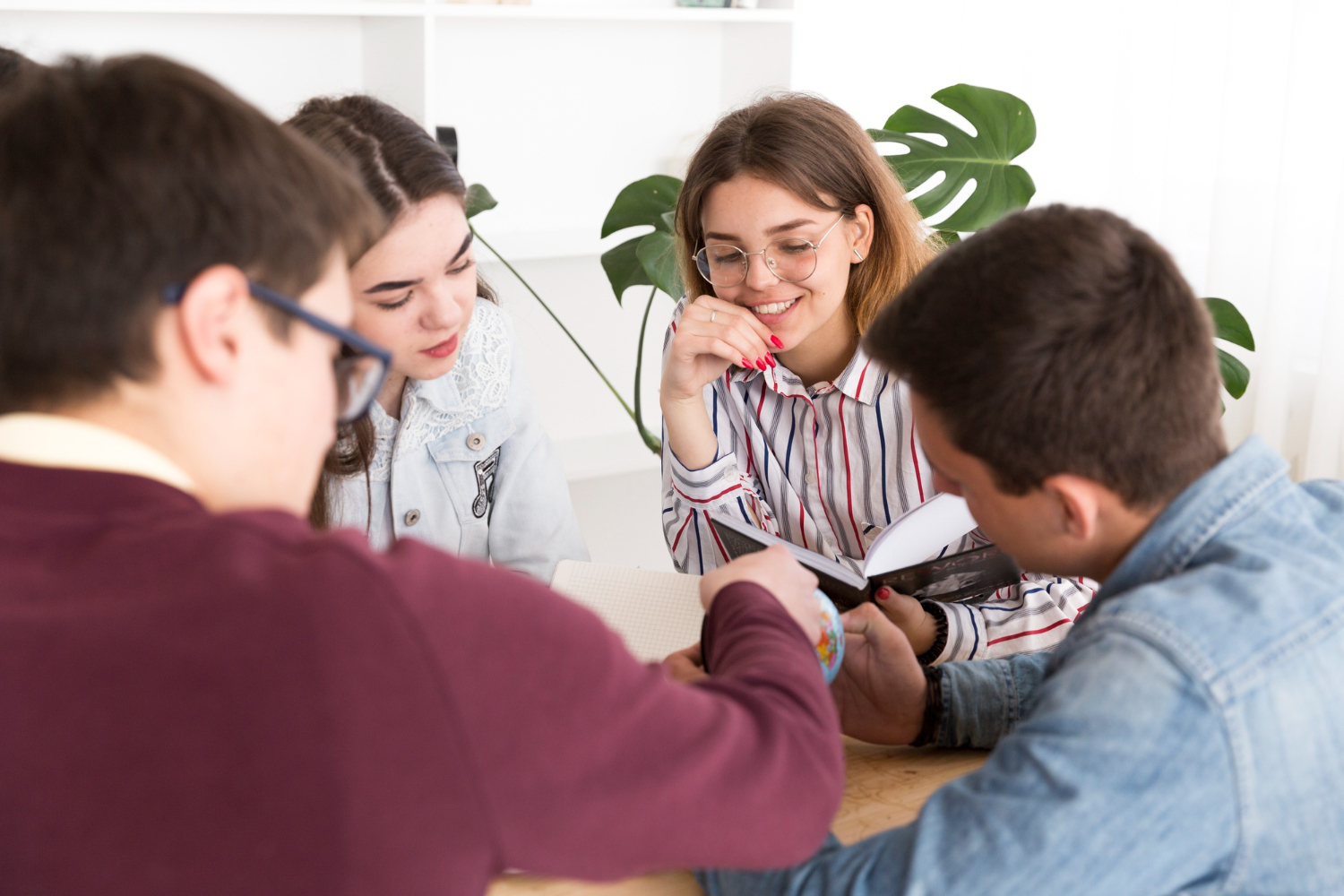 Adolescentes en c&iacute;rculo de reflexi&oacute;n grupal