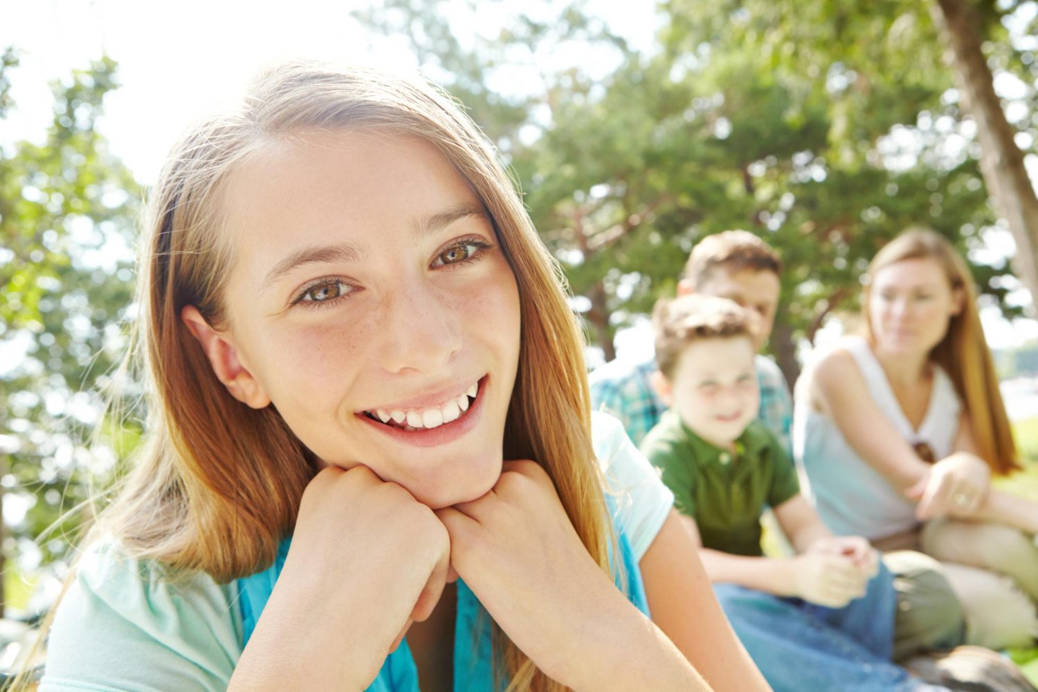 Adolescente al aire libre