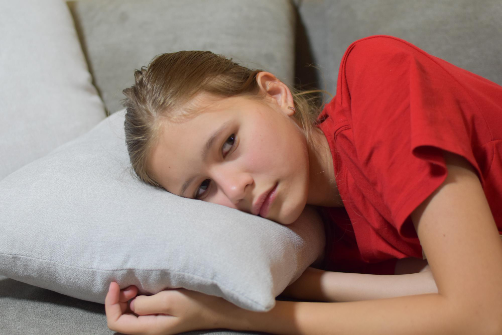Ni&ntilde;o practicando mindfulness o relajaci&oacute;n con un adulto