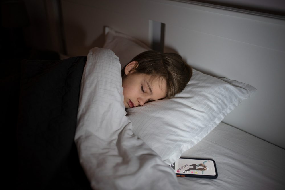 Ni&ntilde;o con dificultades para dormir por la ansiedad