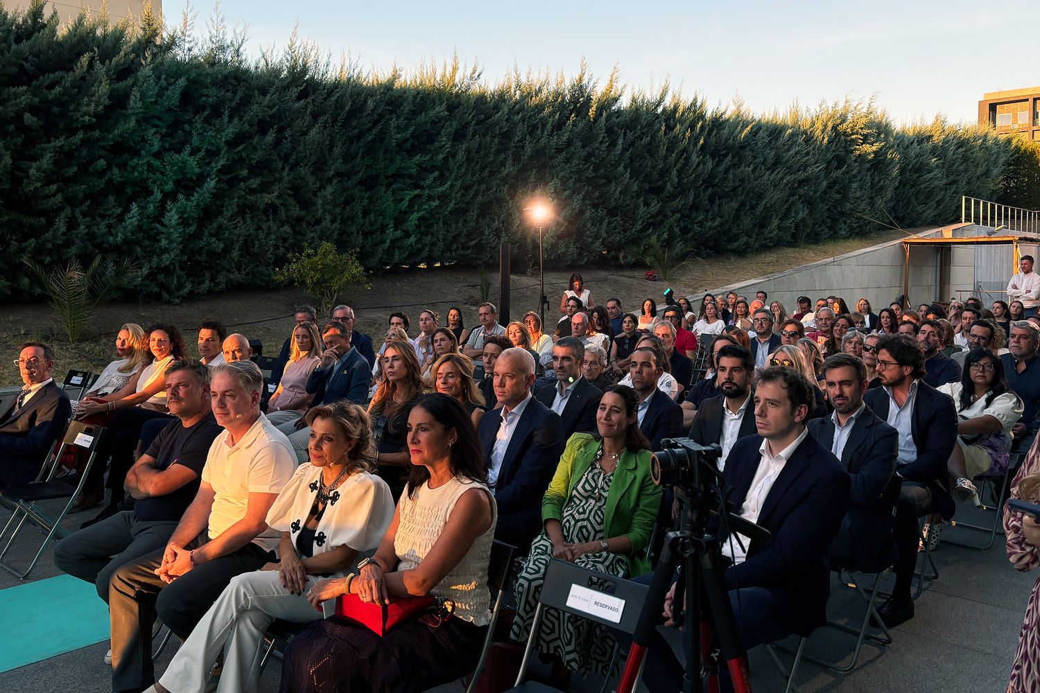 Llegada de asistentes a la inauguraci&oacute;n de Orientak