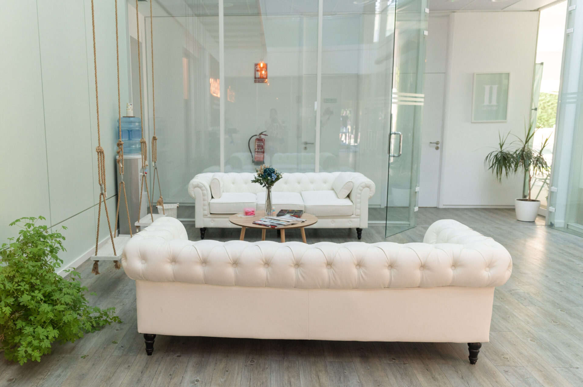 Sala de espera con sofás y columpios