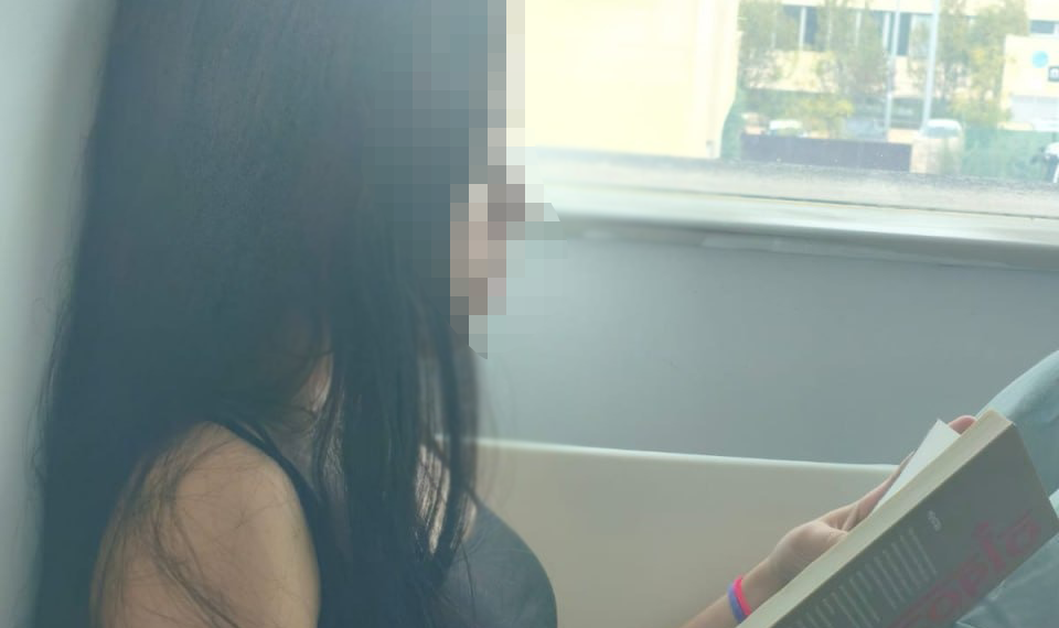 J&oacute;venes leyendo juntos en el taller de lectura de Orientak