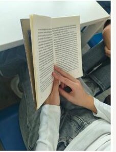 J&oacute;venes leyendo juntos en el taller de lectura de Orientak