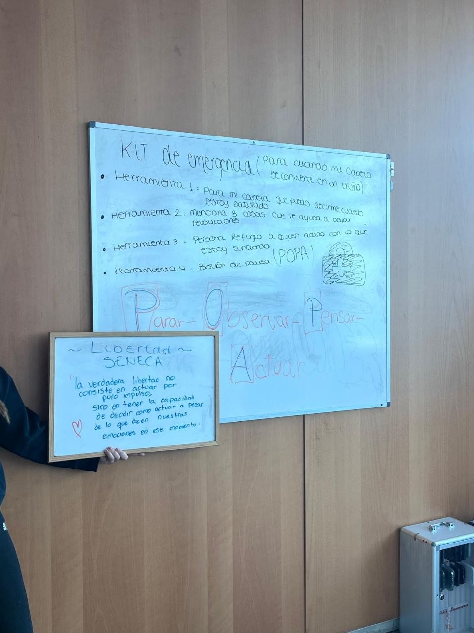 J&oacute;venes leyendo juntos en el taller de lectura de Orientak