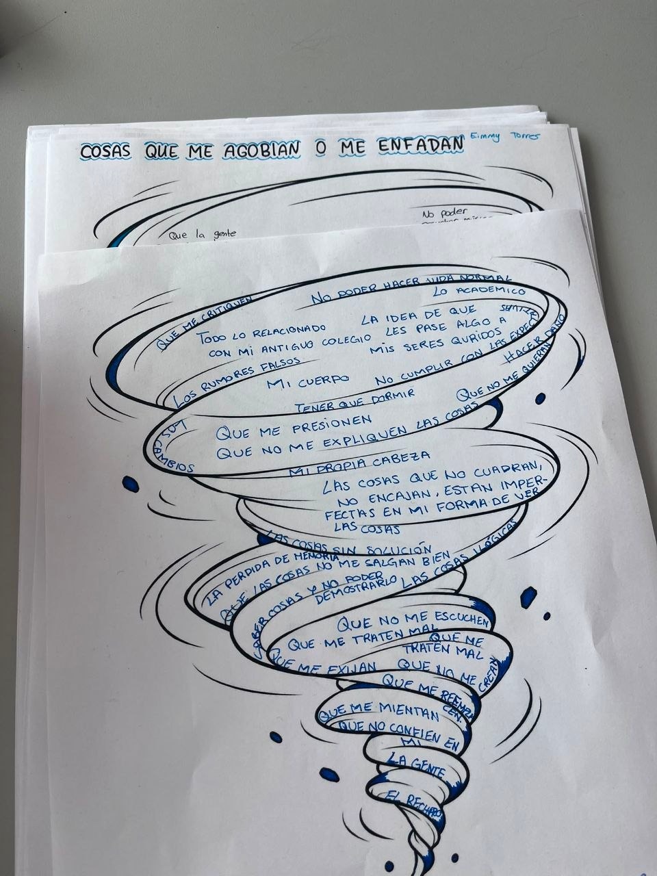 Primer plano de un libro abierto en el taller de lectura