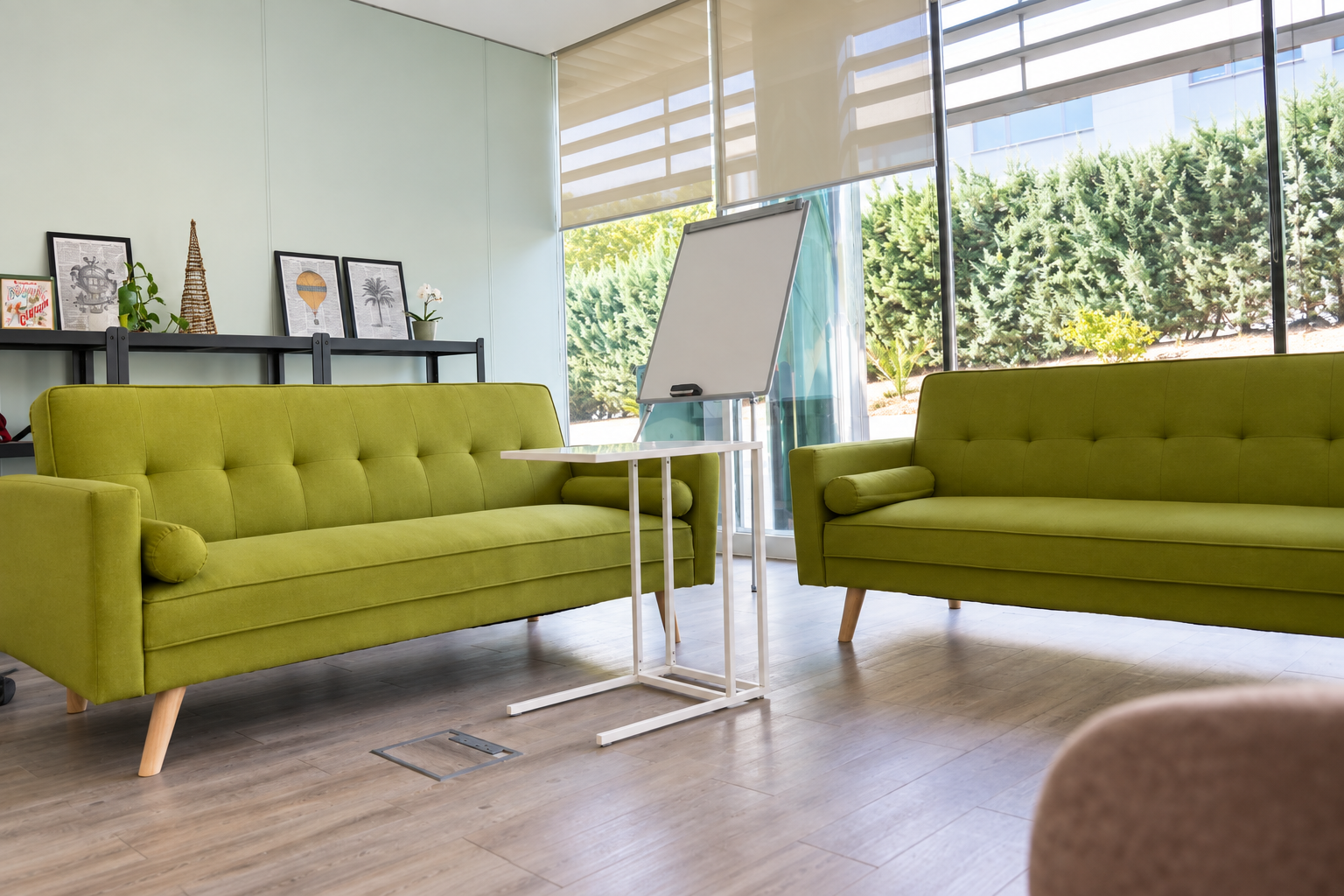 Sala de terapia grupal con sofás verdes